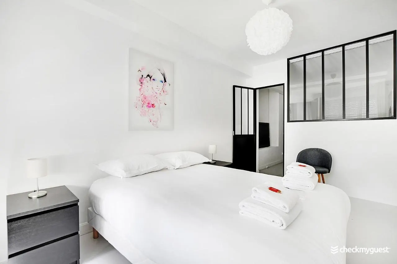Cmg Serres/ Convention Apartment Paris